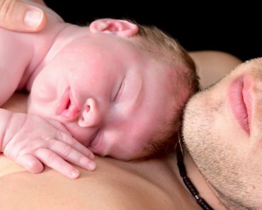 El padre también puede hacer contacto piel con piel con su bebé