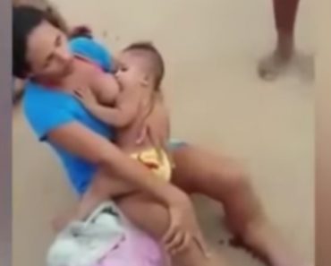 Una madre amamanta a su bebé después de sufrir un accidente de tráfico