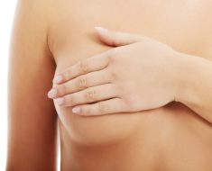 ¿Se puede dar lactancia después de cirugía mamaria?